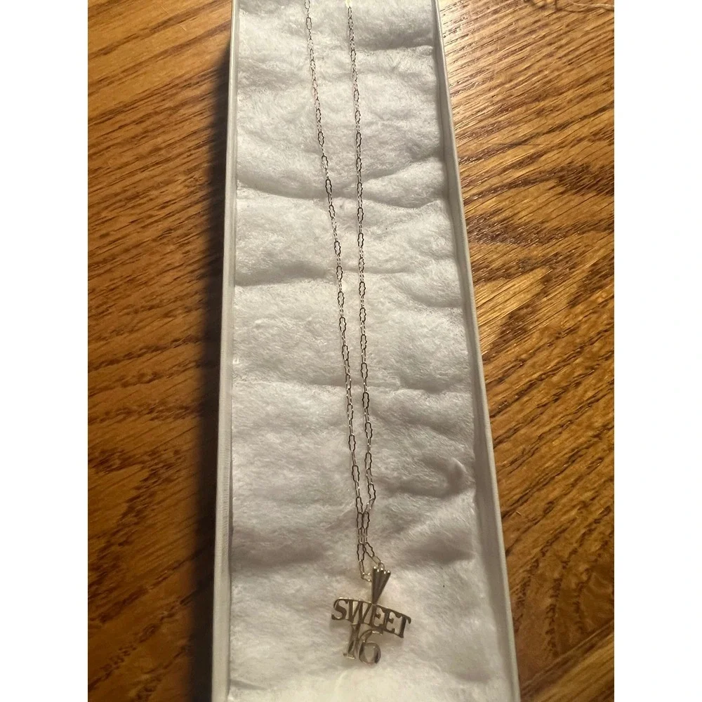 14K Yellow Gold Sweet 16 Pendant Necklace 18 Inch Scalloped Link Chain Milestone